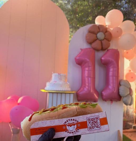 Completo Instadog en montaje de cumpleaños con globos